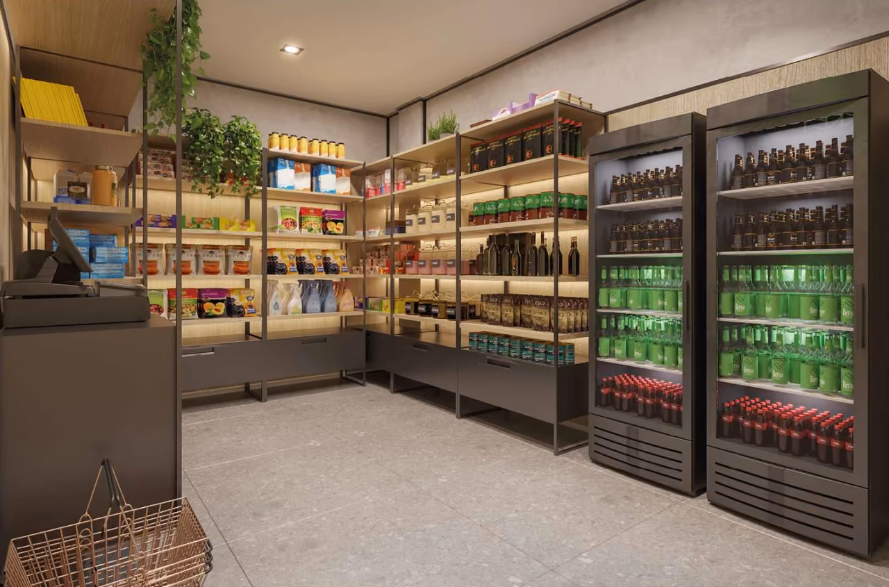 Perspectiva do mini market com prateleiras de madeira iluminadas, geladeiras de bebidas com porta de vidro, caixa de atendimento e cesta de compras